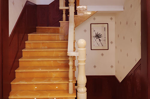 怀宁中式别墅室内汉白玉石楼梯的定制安装装饰效果